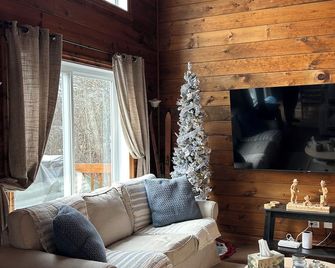 Chalet Le Malpic, Laurentides, Bord de l'eau, en pleine nature. Animaux acceptés - Mont-Laurier - Wohnzimmer