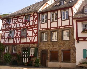 Double room shower / WC - Apartment u. Pension M. Schmitz - Monreal - Gebäude