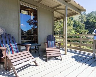 The Haven - A Private Jenner Retreat - Hot Tub, Fireplace & Dog Friendly - Jenner - Balkón