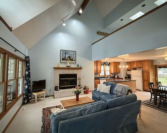 Welcome to Sunrise House, a beautiful vacation home with Lake Huron access! - Au Gres - Sala de estar