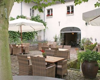 Luxurious Historic Farmhouse Getaway | Free Parking Near Kasteel Hoensbroek - Kerkrade - Патіо