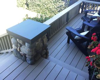 An entire Fairfield character home for yourself, steps to the ocean - Victoria - Balcony