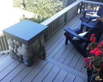 An entire Fairfield character home for yourself, steps to the ocean - Victoria - Balkon