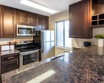 Awesome Location! 1x1 in DTC - Greenwood Village - Kitchen