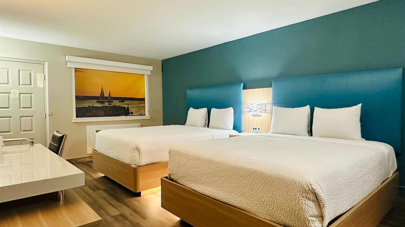La Quinta Inn by Wyndham Costa Mesa / Newport Beach