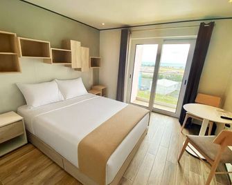 1 Bedroom Studio in Lowlands – Steps to Beaches, WiFi & Fitness Room Included - Lowlands - Bedroom