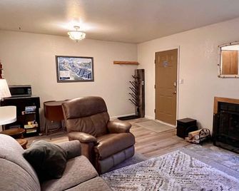 Eagle Point Resort Condo steps from Lodge & Ski Lift! - Beaver - Sala de estar
