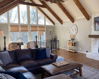 STUNNING 5 star luxury farmhouse, GA wine country with a new Pickleball Court! - Cleveland - Sala de estar