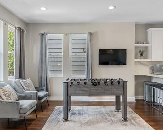 Gorgeous New 5 Bdr/ 4ba In Logan Square W/Parking! - Chicago - Living room