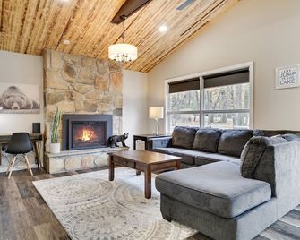 Harmonious Mountain Memories Await! - Lake Harmony - Living room
