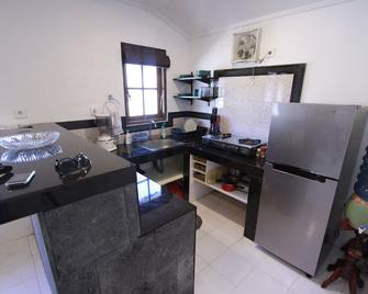 Spacious and Clean Studio Space in a traditional Balinese family compound - North Kuta - Cuisine