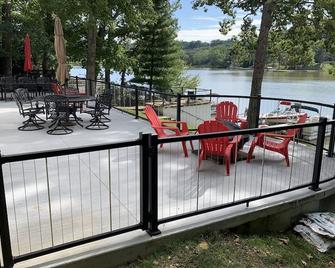 Cozy Lakefront property just steps from the water with breathtaking views! - Waverly - Patio