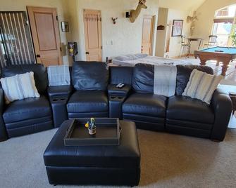 Private Country Studio - Oregon City - Living room