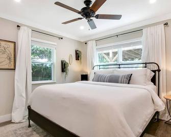 New 2br Bungalow Apartment #5 - West Palm Beach - Bedroom