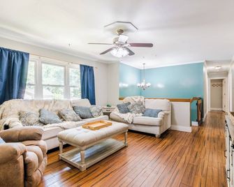 Tailgate House Near Stadium! Fire pit, basketball ct, pool table! Cozy and fun! - Manhattan - Living room