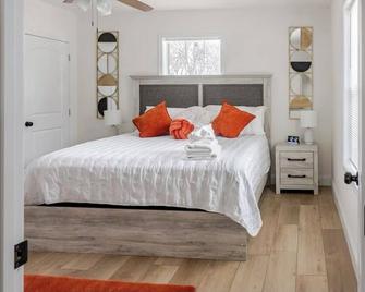 Tranquil 2-bedroom house in Knoxville with WiFi & great backyard space to enjoy - Knoxville - Bedroom