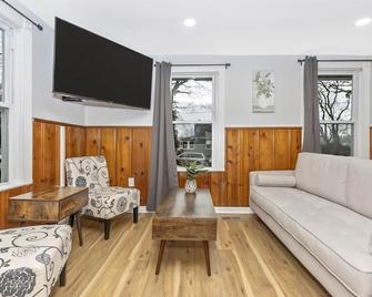 338 Judysplaces In Lansdowne, 6br, 2 Ba, Renovated Sfh - Halethorpe - Living room