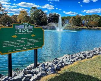 Newly remodeled! Family friendly. Near lake & park - Pineville - Building