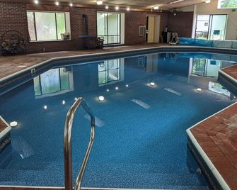 Beautiful Country Lodge with Private Heated Indoor Pool - New Milford - Pool
