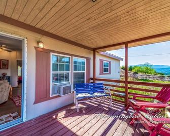 Redman! A Single Level, Cozy Cabin On A Hill With A Direct View Of The Ruidoso Downs Racetrack! - Ruidoso Downs - Balcony