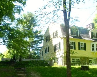 Enchanted Cottage On Babbling Brook - Tyringham - Building