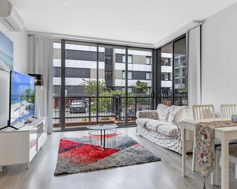 Kozyguru | Penrith | 2 Bed 2 Bath Apt Free Parking - Penrith - Wohnzimmer