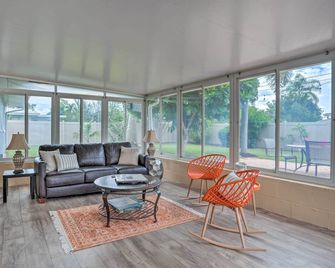 Colorful Fort Myers Home w/ Sunroom & Patio! - Fort Myers - Wohnzimmer