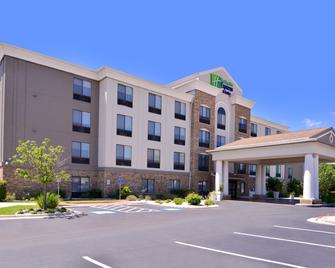 Holiday Inn Express & Suites Selma - Selma - Building