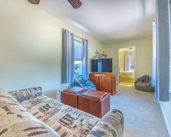 Stroll Into Town Cozy Apartment in Kilmarnock - Kilmarnock - Living room