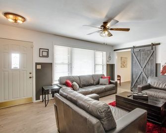 Harmony Home - 4/2 sleeps 11, 1 mile to Texas Tech - Lubbock - Living room