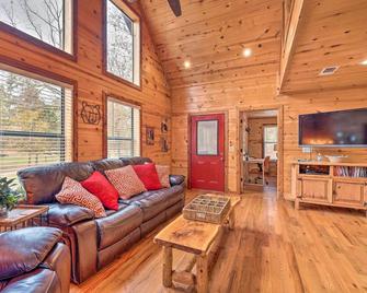Little Bears Pond Broken Bow Cabin with Hot Tub! - Broken Bow - Sala de estar