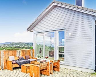 Beautiful Home In Fitjar - Fitjar - Patio