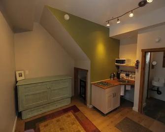 Located in Downtown Whitehorse - Basekamp - Whitehorse - Kitchen
