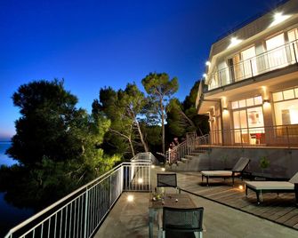 Beach Front Villa Oleander - Mediterranean Luxury with Spectacular Views - Bol - Balcon
