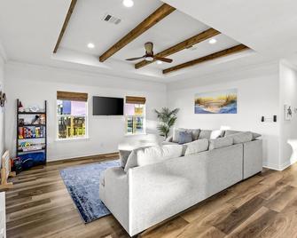 The Breezy Turtle - Crystal Beach - Living room