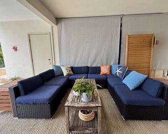 Gorgeous Waterfront Duck Key Oasis w/ a Large Boat Dock & Amazing Pool! - Duck Key - Living room