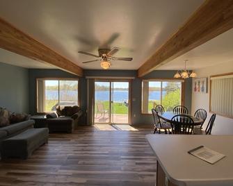 Beautiful Lakefront Cottage-Long term rental available - Gladwin - Living room