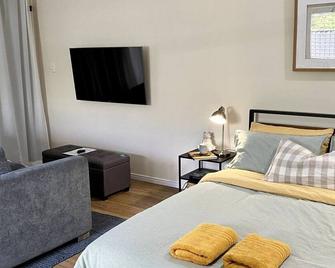 Self-contained Studio in Pimpama - Gold Coast. Close to all major theme parks. - Pacific Pines - Schlafzimmer