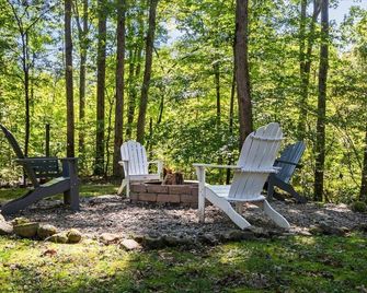Secluded 5-acre Woodland Hideaway Retreat; Family reunion Haven; Pet Friendly - White Bluff - Patio