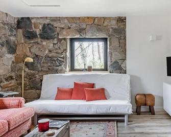 Studio Guest Suite in Forest Cottage - Tryon - Living room