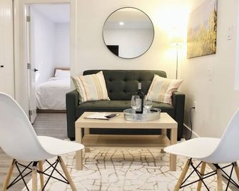 2 Bdr Stylish Comfort Parkside - ונקובר - סלון