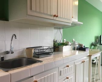 Stylish and Comfortable Studio at Beverly Dago Apartment By Travelio - Bandung - Kitchen