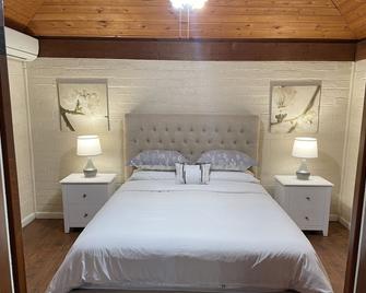 Villa F - a stand alone 1bed/1bath with kitchen steps from downtown Palm Springs - Palm Springs - Bedroom