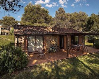 Casa Ruta F: A characteristic and welcoming cottage surrounded by the greenery, with Free WI-FI. - Monterotondo Marittimo - Patio