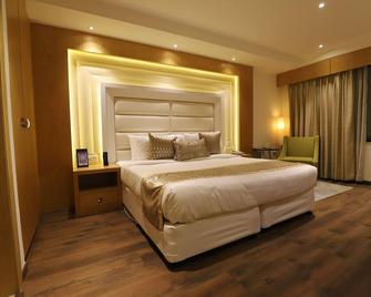 The Pristine Hotel - Kanpur - Bedroom