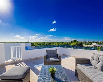 New Modern 2-lvl Punta Cana Villa in Gated Community with Private Pool & Rooftop Jacuzzi - Punta Cana - Balcony