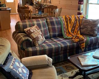Retreat Log Cabin in Saluda, NC - Saluda - Вітальня