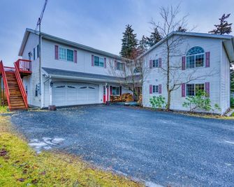 Rustic Retreat Charming 2 Bedroom Apt Sleeps 4 - Kodiak - Edificio