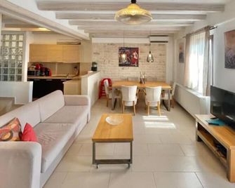 Koumaros Villas - Loutra