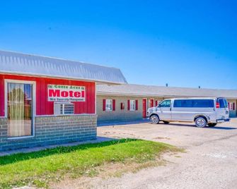 La Crosse Ks | 3 Queen Bed - La Crosse - Building